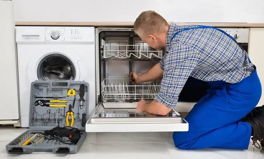 Balçova Gorenje servisi teknisyen ekibi beyaz eşya tamiri yaparken